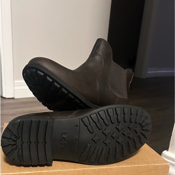 Selling a pair Of UGG Womens Bonham Boots III - Picture 1 of 2